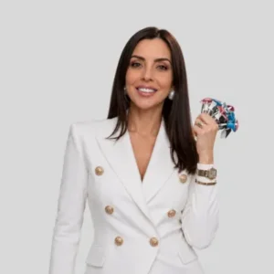 Dra Daniela Gorgulho com seringas na mão